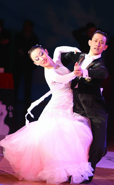 湖南人文科技学院在湖南省大学生体育舞蹈锦标赛中荣获团体总分第一名(图1)