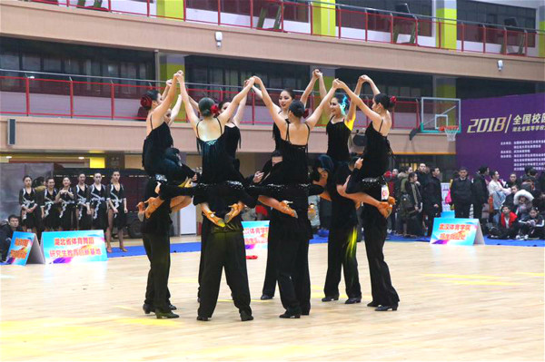 西甲西乙赛季中场休息：皇家奥维耶多与体育俱乐部的悬崖边舞蹈(图1)