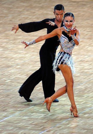 同时执教13国的16名选手法国著名编舞师频换队服(图1)