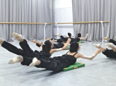 当蔡明在春晚遇见“自己”(图1)