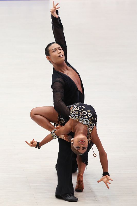 别跟我说那些舞蹈大奖刘浩存第一个转身的镜头就已经赢了(图1)