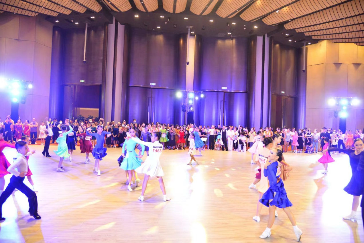 重庆巴川中学团体操燃动渝超冠军之夜(图1)