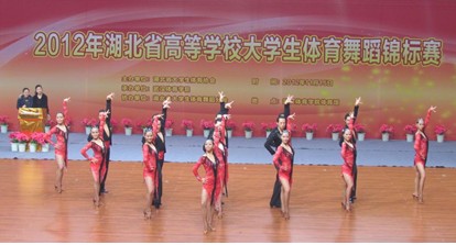 舞步飞扬燃动泰州 2026年泰州市第四届“祥泰杯”体育舞蹈艺术节千人舞会盛大启幕(图1)