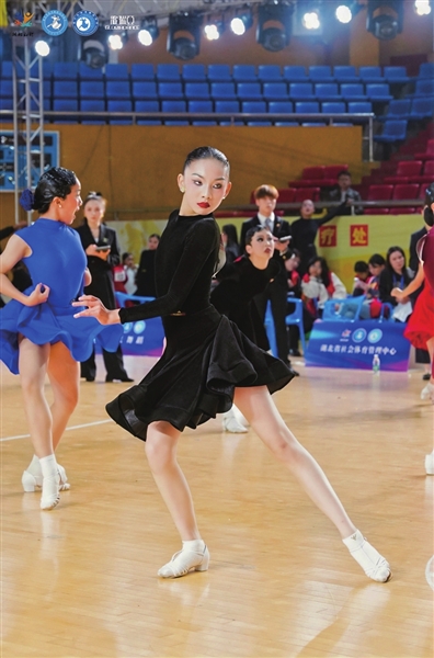 第二届世界人形机器人运动会共设田径、足球、太极拳等32个赛项(图1)