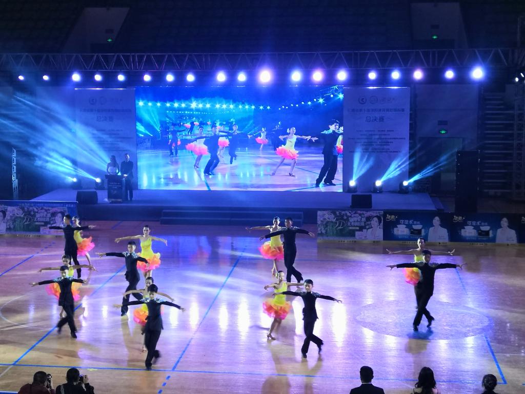 青少年运动会600名选手大比舞(图1)