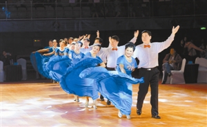 “东北超”开幕！沈阳城市学院助威团超燃！</div>
<dl id=