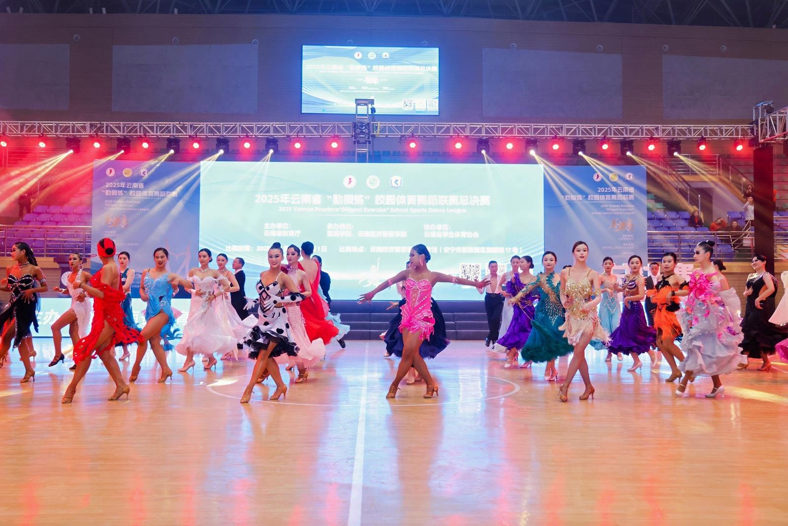 体育舞蹈（BallroomDancing）也称国际标准舞原名称为“社交舞”起源于欧洲贵族的宫廷交谊舞会法国革命后流传至民间。第二次世界大战后美国人将其传播至全球掀起了跳舞热潮是以男女为伴的一种步行式双人舞的竞赛体育项目。(图1)