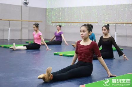 如何选择适配舞蹈艺考生备考需求的舞蹈专项技能提升班(图1)